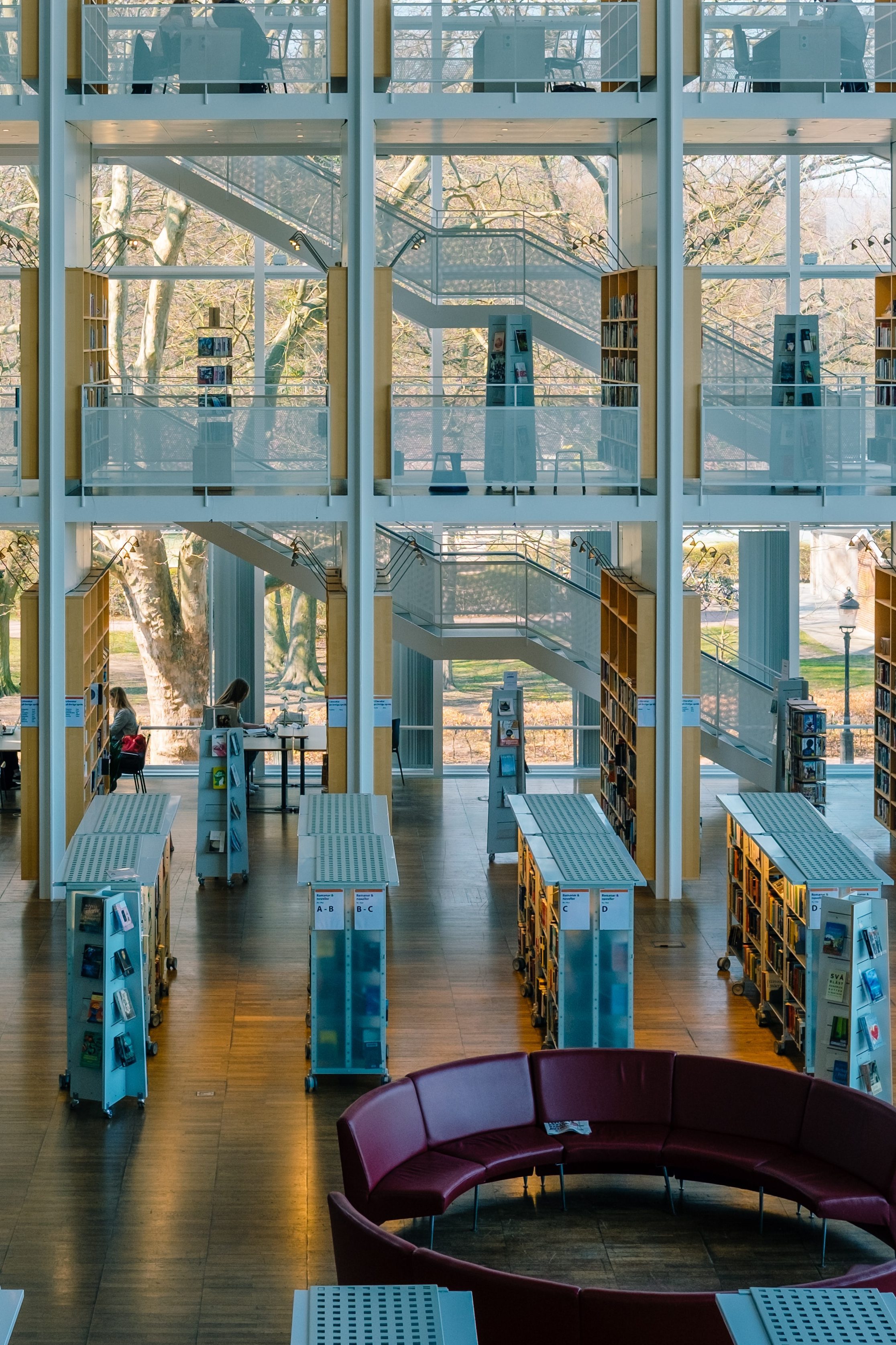 Bridges Consulting Group
加拿大移民监管协会认证公司
加拿大以其高质量的教育体系而闻名于世。加拿大的大学在世界排名中占有重要地位，提供了丰富的学术资源和先进的实验设备。在这里，留学生可以接触到来自各个国家的优秀教授和研究人员，与他们进行学术交流，提高自己的学术水平。
加拿大拥有世界顶级大学，提供丰富多样的学术课程。
加拿大的教育质量和学术研究处于领先地位。
加拿大为留学生提供了优越的学习环境和多元文化体验。
留学加拿大也有助于个人的职业发展和就业机会。
加拿大在公共安全、社会福利等方面的优势也为留学生提供了安心和舒适的生活条件。